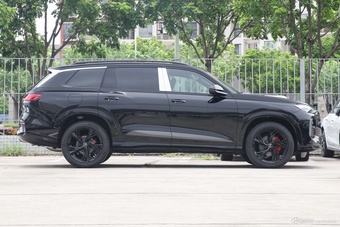 2026款奥迪Q6 45 TFSI quattro 黑武士版