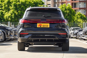 2024款奥迪Q6 45 TFSI quattro 黑武士版 6座