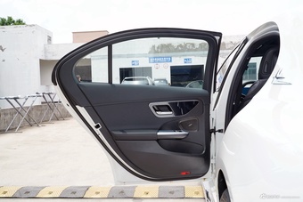 2025款奔驰C级 改款 C 260 L 4MATIC 运动版