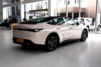 2025款极狐 阿尔法S5 560MAX 185kW