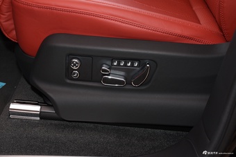 2024款添越 4.0T V8 长轴距版