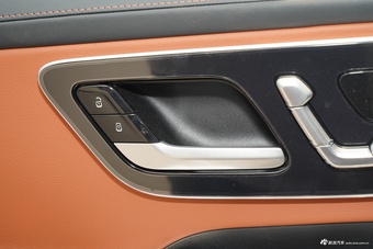 2025款奔驰GLC改款 300 L 4MATIC 豪华型 7座