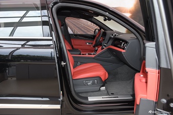 2024款添越 4.0T V8 长轴距版