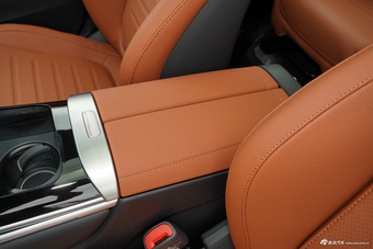 2025款奔驰GLC改款 300 L 4MATIC 豪华型 7座