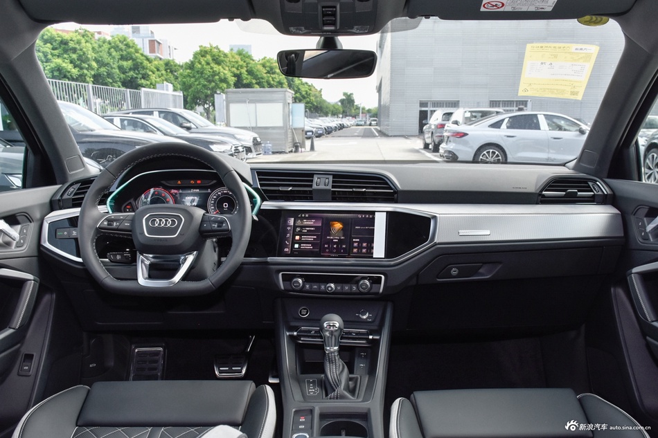 2025款奥迪Q3 45周年典藏版 35TFSI 时尚动感型
