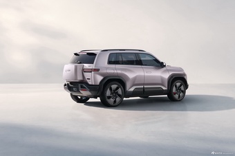 2025款钛3 501KM 后驱Ultra版 冰晶蓝 微光粉