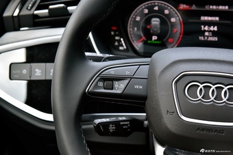 2025款奥迪Q3 45周年典藏版 40TFSI 时尚动感型