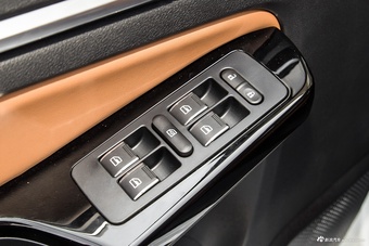 2022款福田征服者5 2.0T自动柴油两驱武林至尊长轴4F20TC