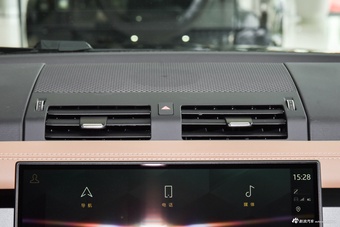 2026款路虎卫士130 X-Dynamic HSE