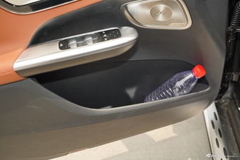 2025款奔驰GLC改款 300 L 4MATIC 豪华型 7座