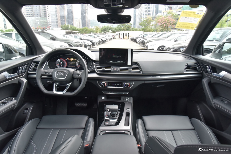 2026款奥迪Q5L 45周年典藏版 40 TFSI 豪华动感型