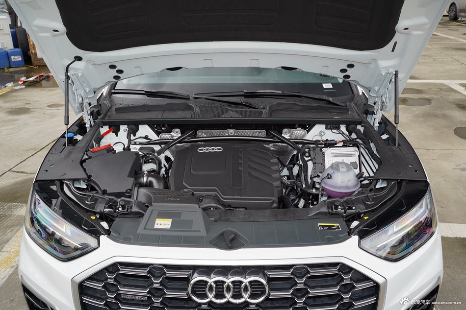 2025款奥迪Q5L 45周年典藏版 40 TFSI 时尚动感型