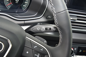 2026款奥迪Q5L 45周年典藏版 40 TFSI 豪华动感型