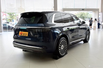 2025款问界M8 增程 Ultra版 53.4kWh 6座版