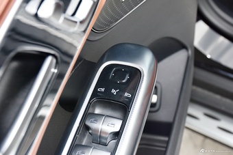 2025款奔驰GLC改款 300 L 4MATIC 动感型 7座