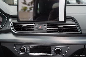 2025款奥迪Q5L 45周年典藏版 40 TFSI 时尚动感型