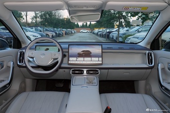 2025款零跑B01 550悦享版图片