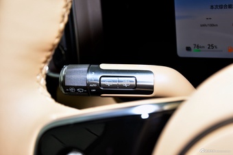 2025款问界M8 增程 Ultra版 53.4kWh 6座版