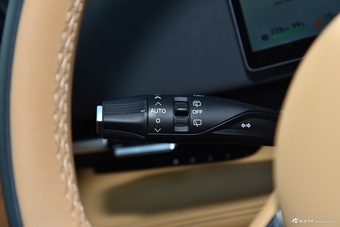 2025款岚图梦想家 PHEV 四驱尊贵乾崑版