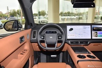 2024款理想L8 Ultra