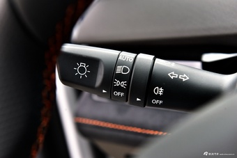 2025款长安UNI-V 1.5T 500Bar尊贵运动型