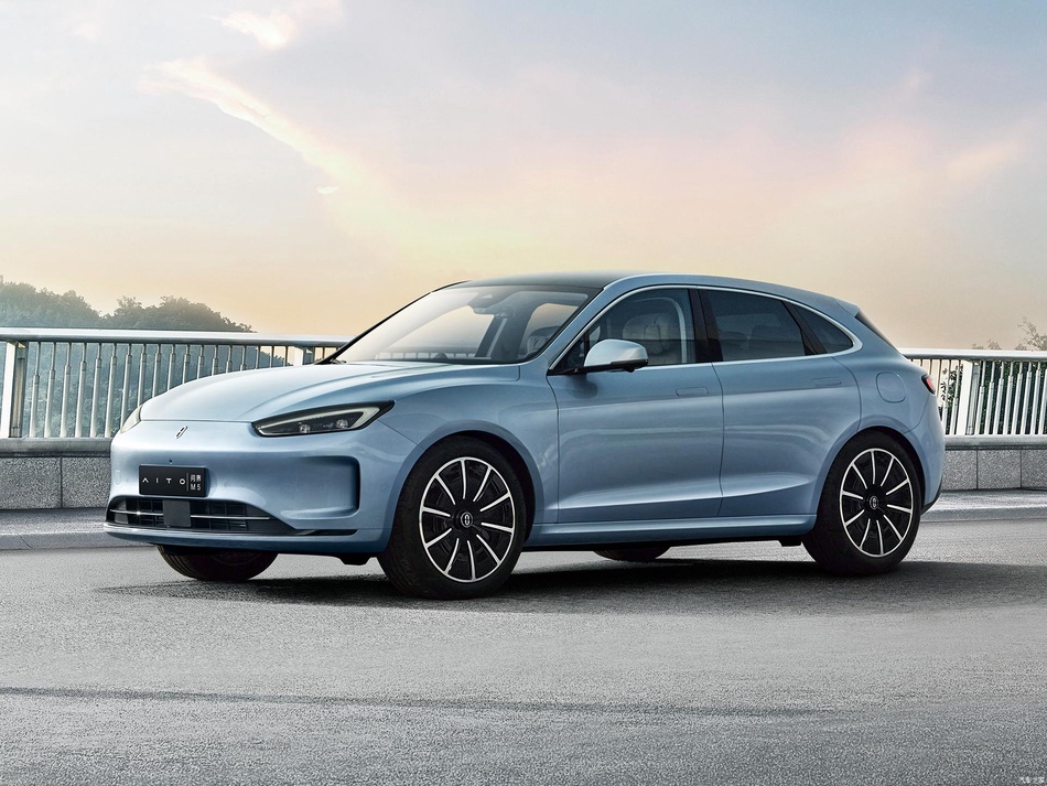 问界M8落地价 2025款油电混合多少钱